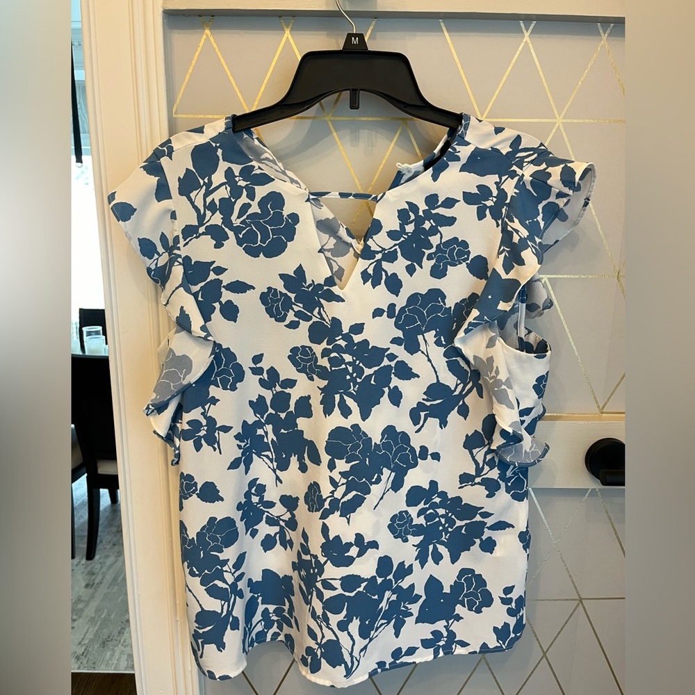 Floral blouse. SIZE MEDIUM